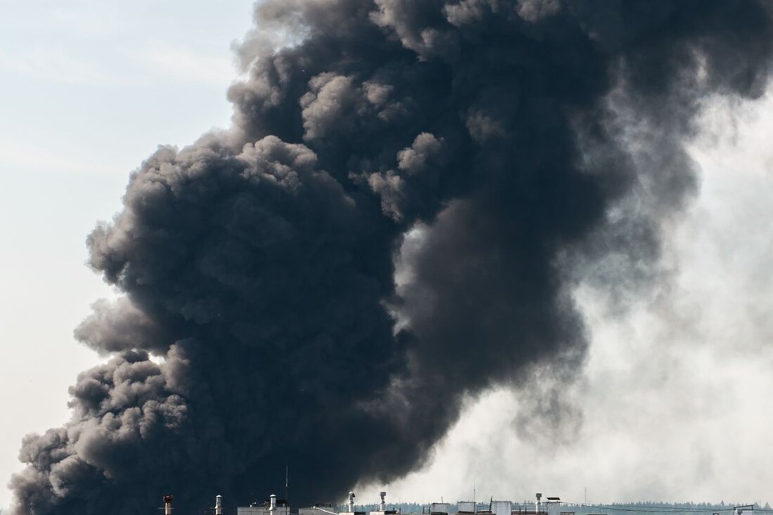 In Villingen-Schwenningen brach am 14.06.2025 ein Brand aus; Feuerwehr kämpft gegen Flammen in historischer Altstadt.