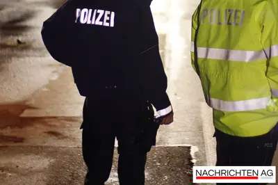 Auto kracht in Roller: 77-Jähriger stürzt, Dackel Bobby bleibt unversehrt!